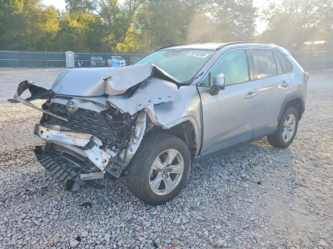 Vista de 2021 TOYOTA RAV4 XLE, ángulo 1