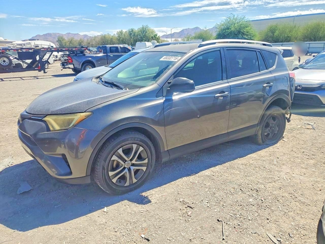 Vue de 2018 TOYOTA RAV4 LE, angle 1