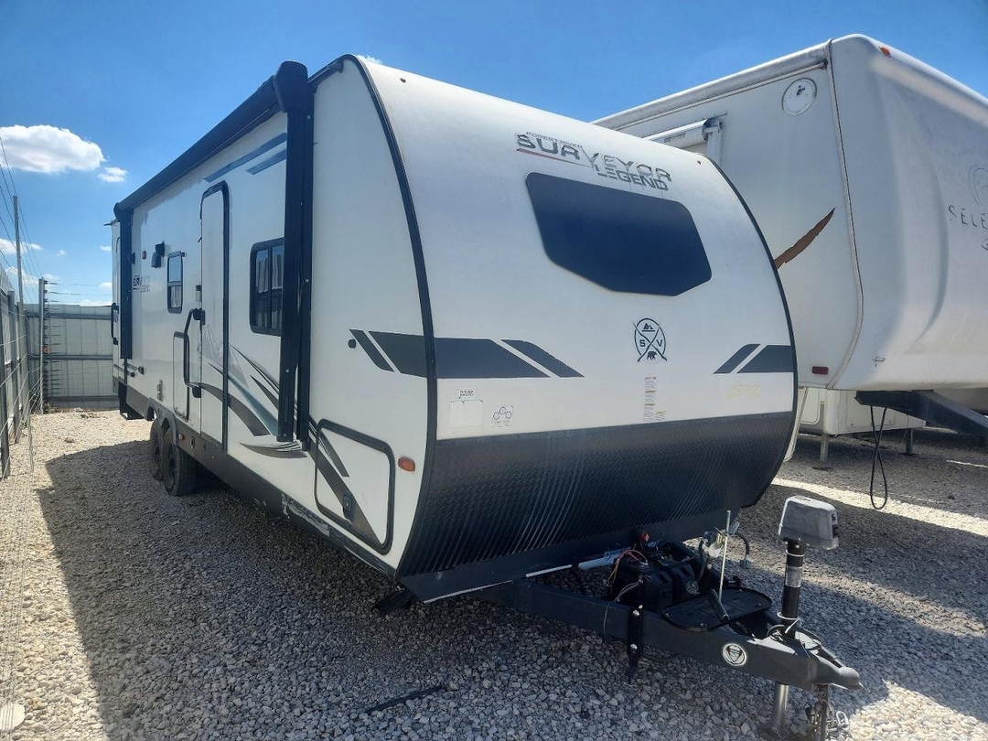 منظر 2022 FOREST RIVER SURVEYOR LEGEND CAMPER، زاوية 1