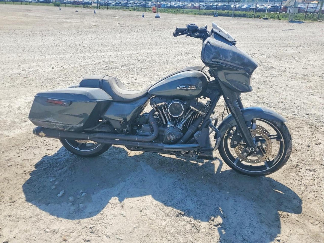 منظر 2025 HARLEY-DAVIDSON FLHX، زاوية 1