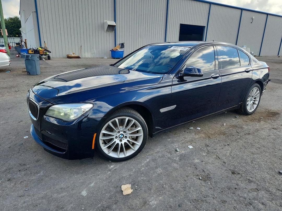 Вид 2013 BMW 750 I, угол 1