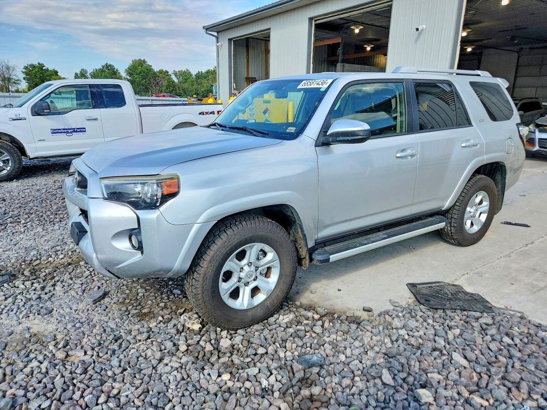 Vue de 2014 TOYOTA 4RUNNER SR5, angle 1