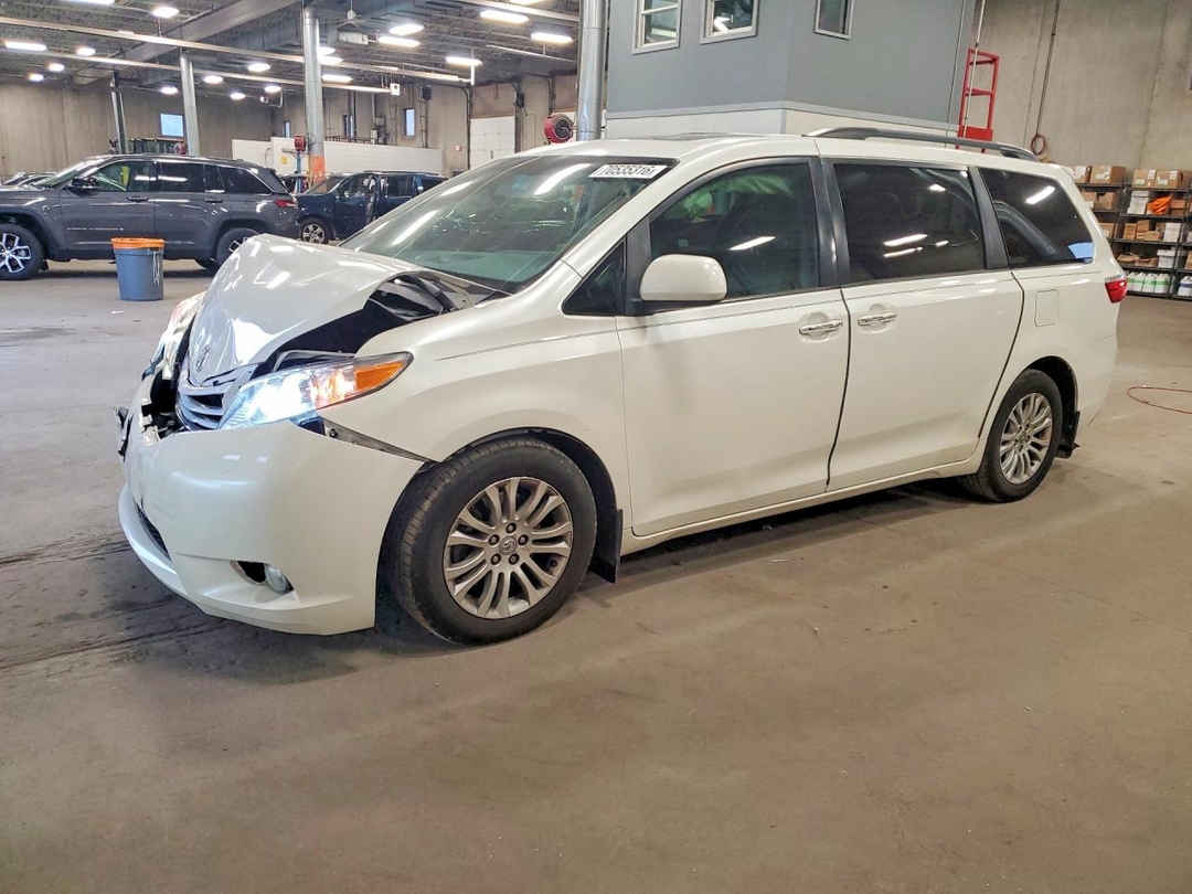 Вид 2017 TOYOTA SIENNA XLE PREMIUM 8-PASSENGER, угол 1