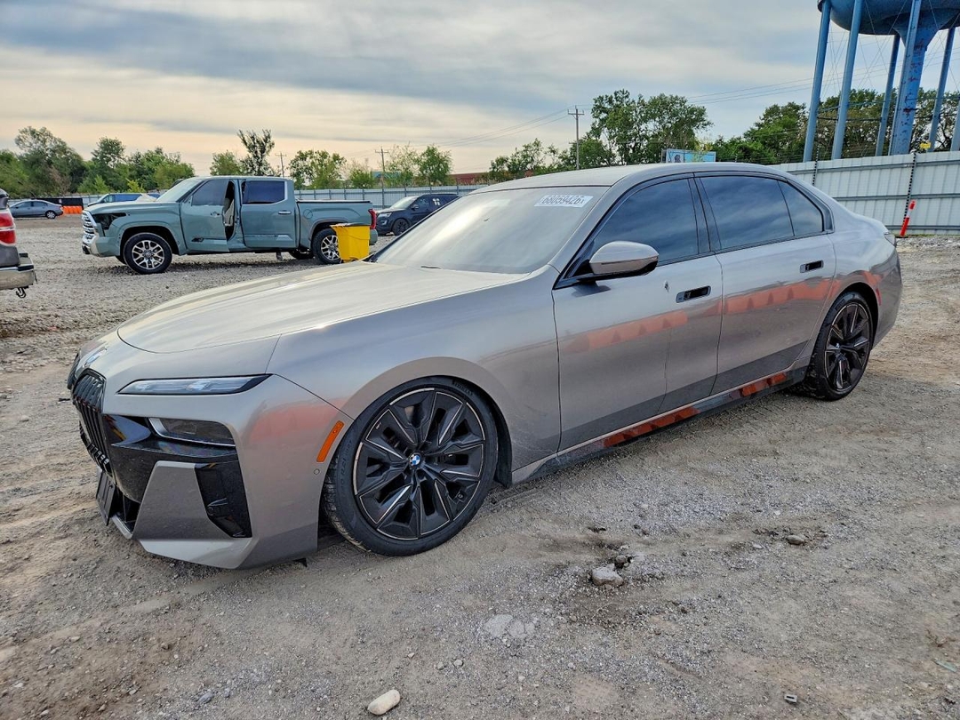 منظر 2023 BMW 760 XI، زاوية 1