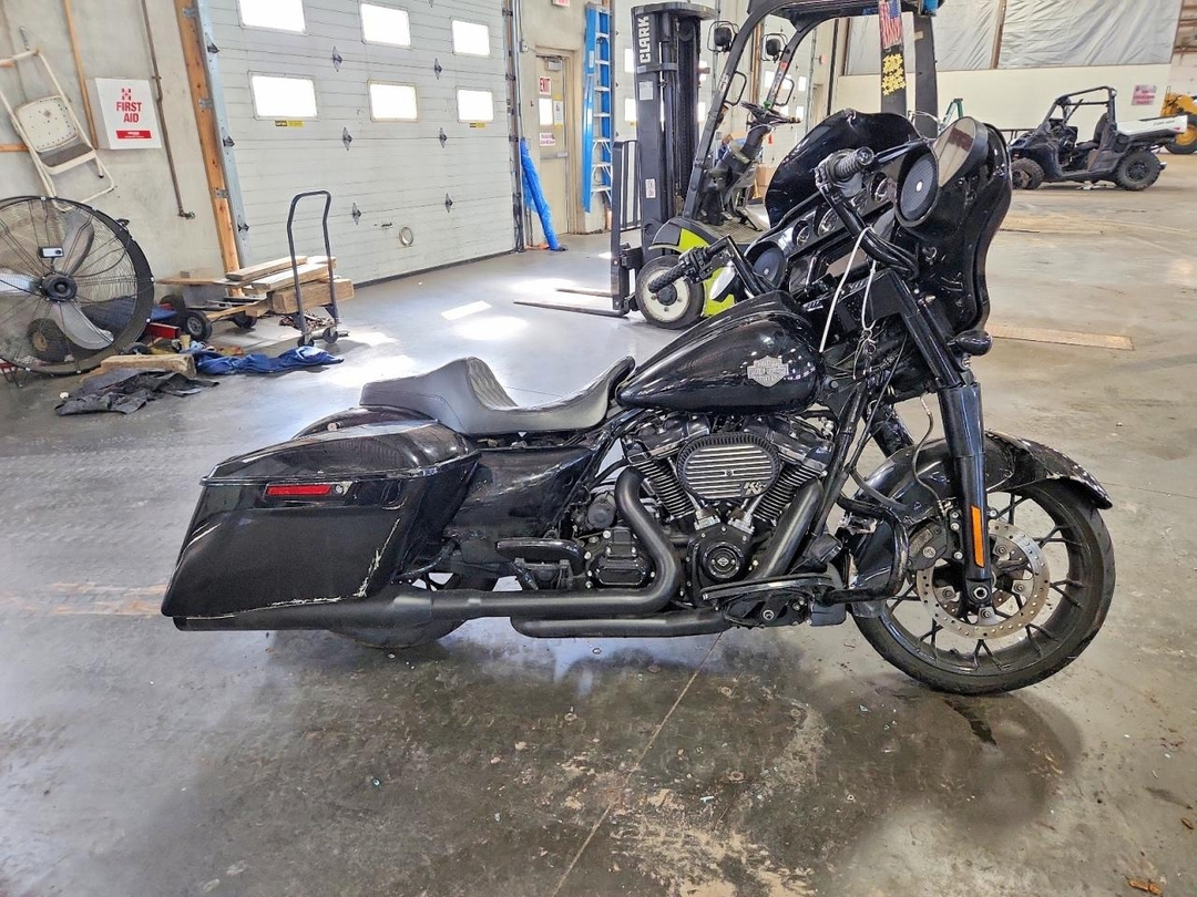 Vue de 2021 HARLEY-DAVIDSON FLHXS, angle 1