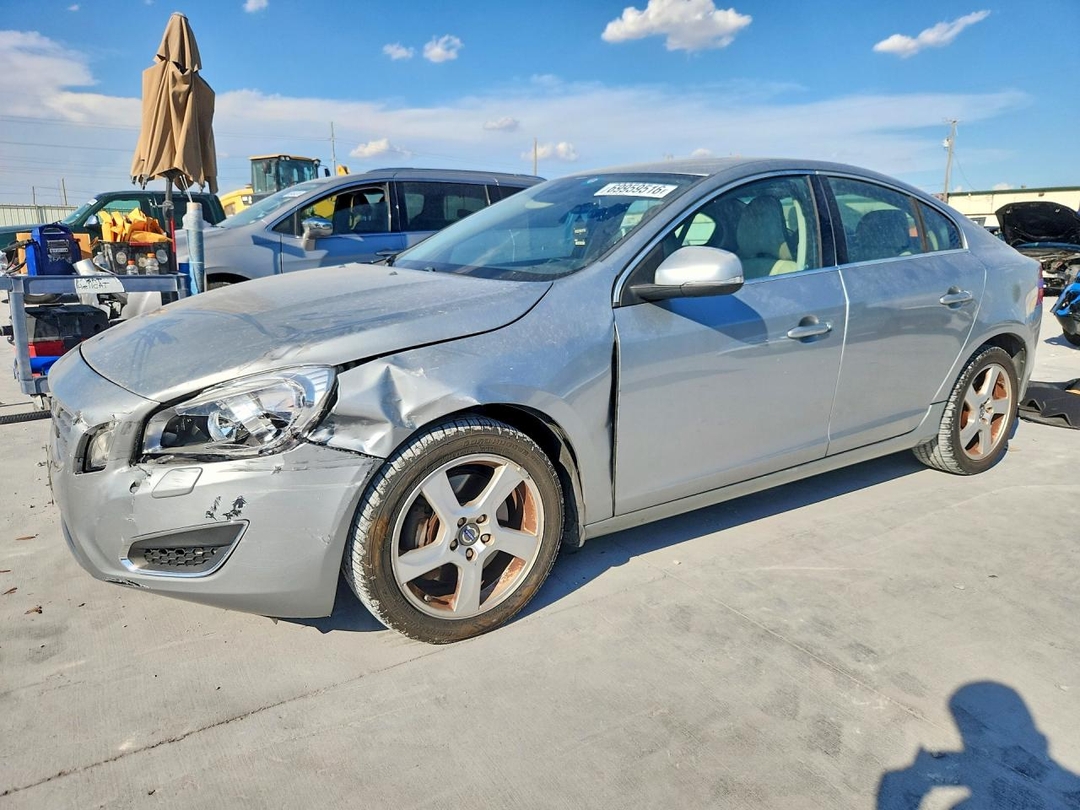 Вид 2013 VOLVO S60 T5, угол 1