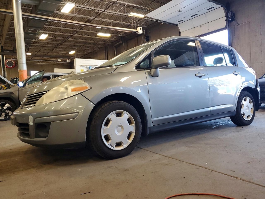 Vue de 2009 NISSAN VERSA 1.8 S, angle 1