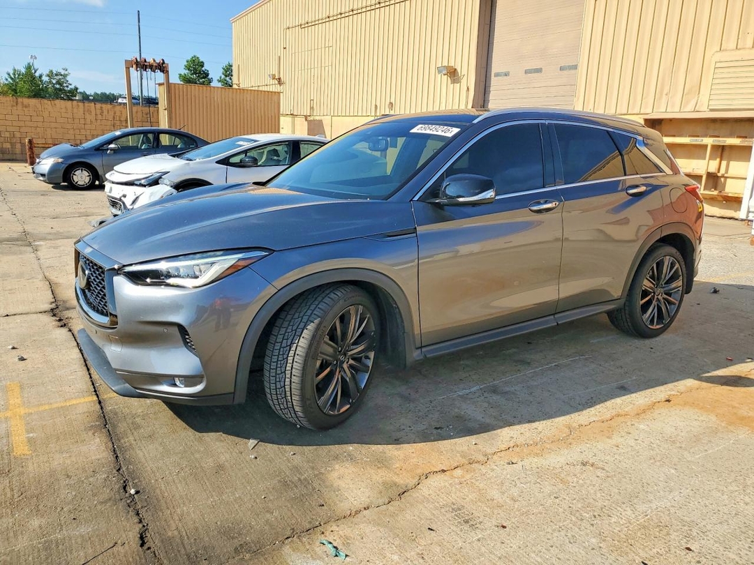Vista de 2020 INFINITI QX50 ESSENTIAL, ángulo 1