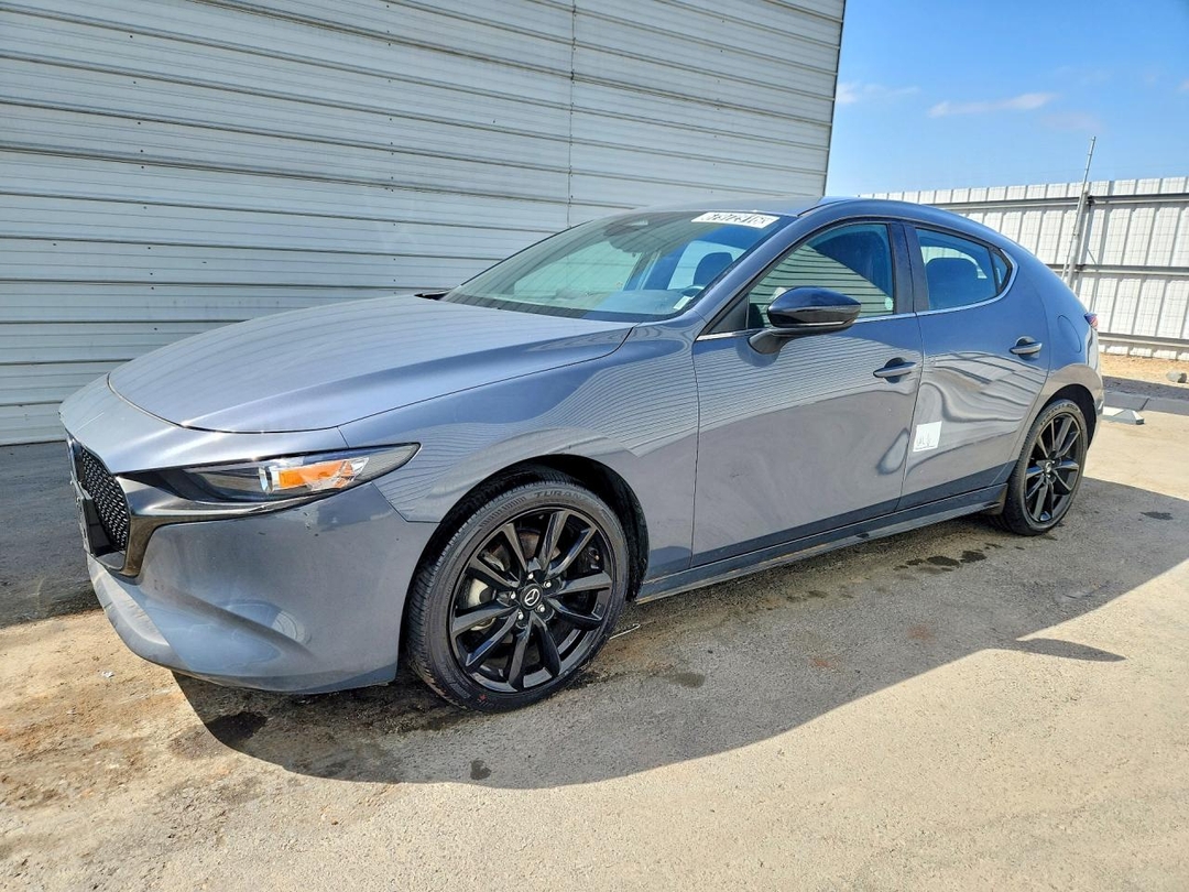 Вид 2025 MAZDA 3 PREFERRED, угол 1