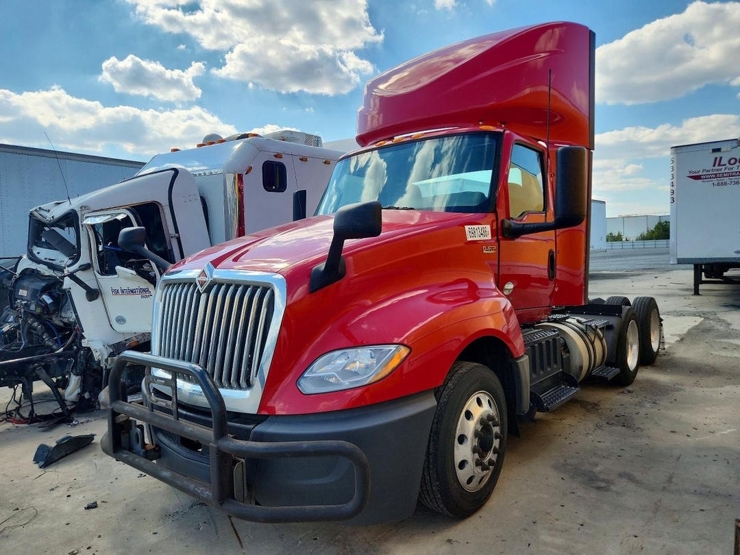 Вид 2020 INTERNATIONAL LT625 SEMI TRUCK, угол 1