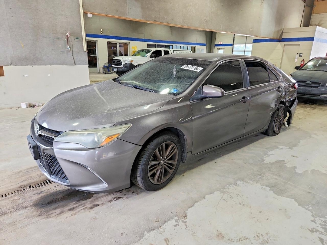 Vue de 2015 TOYOTA CAMRY LE, angle 1