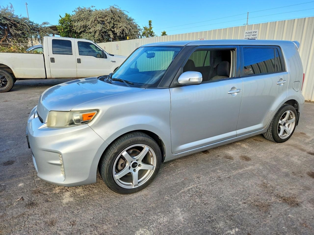 Vue de 2015 SCION XB BASE, angle 1