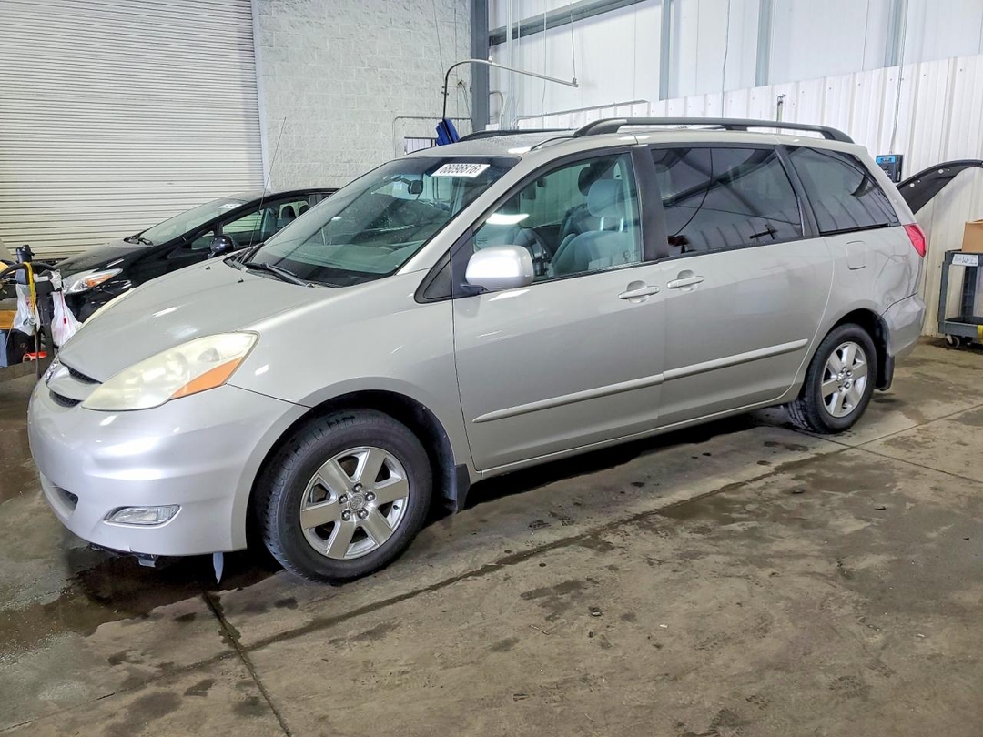 Vista de 2006 TOYOTA SIENNA CE 7 PASSENGER, ángulo 1
