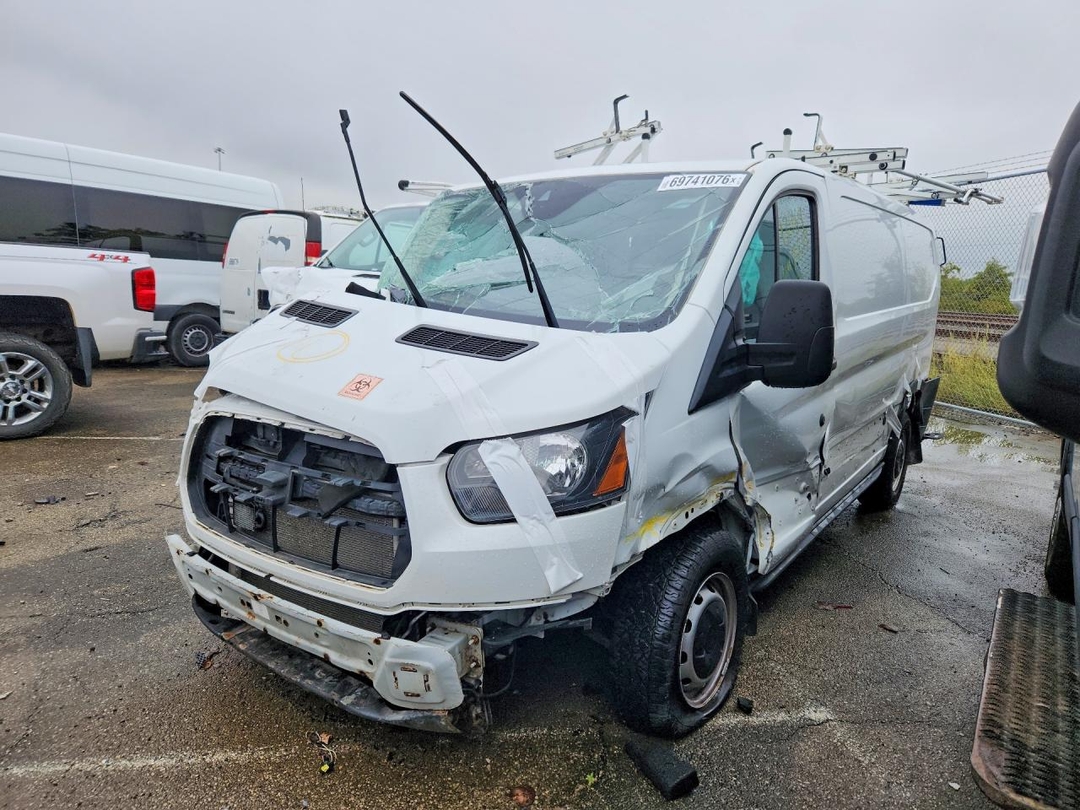 Vue de 2017 FORD TRANSIT T-150, angle 1