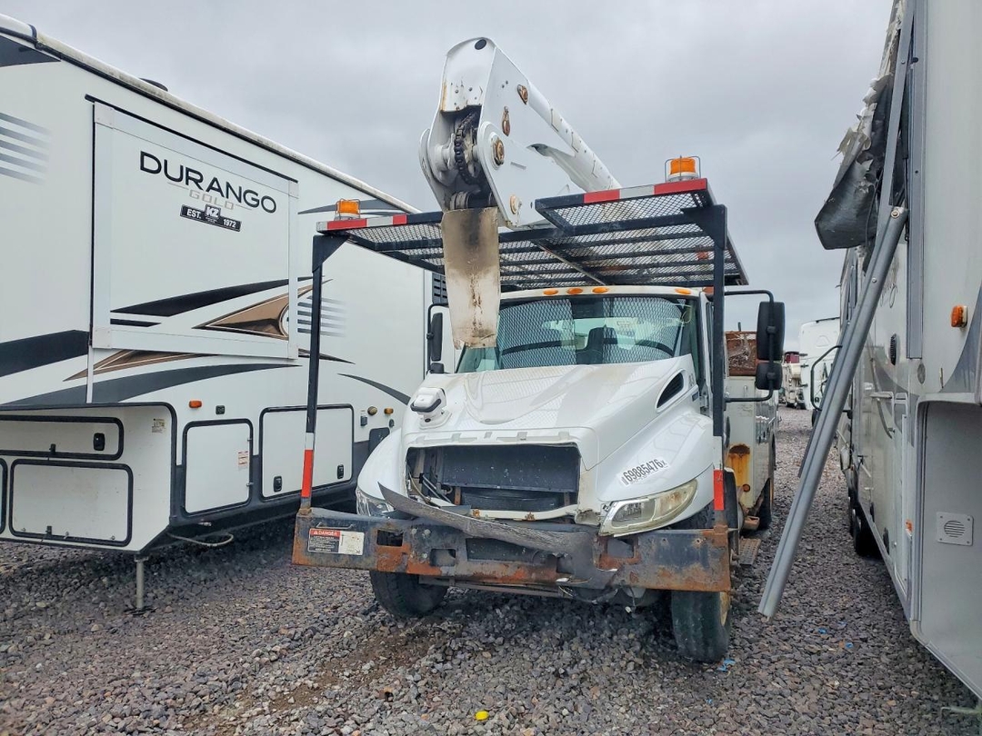 منظر 2013 INTERNATIONAL 4300 BUCKET TRUCK، زاوية 1