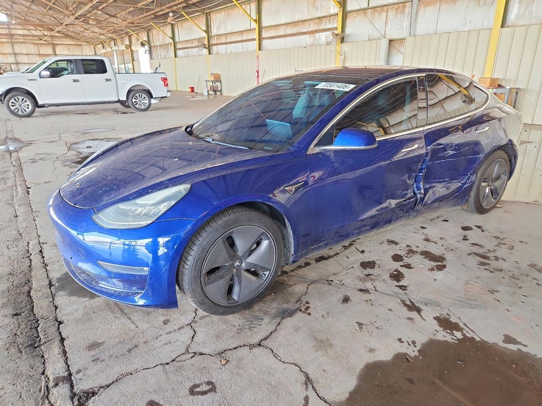 Vue de 2018 TESLA MODEL 3, angle 1