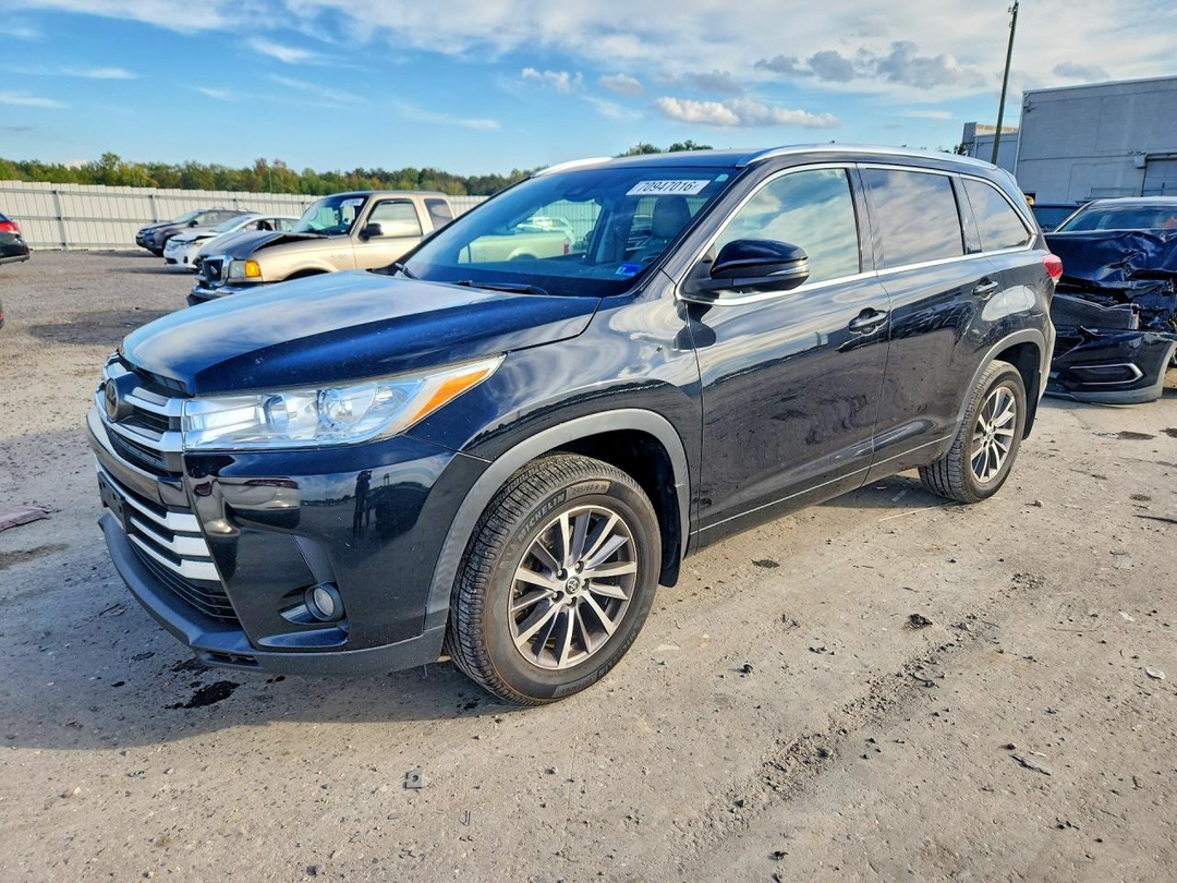 Vue de 2017 TOYOTA HIGHLANDER XLE, angle 1
