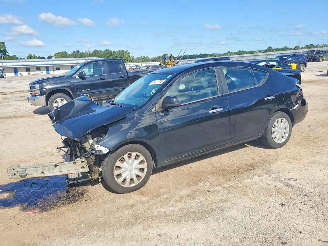 Вид 2013 NISSAN VERSA 1.6 S, угол 1