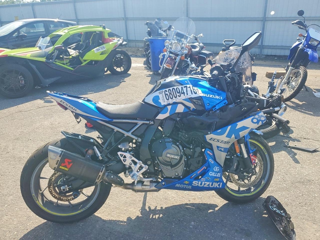 Vue de 2024 SUZUKI GSX800 F, angle 1