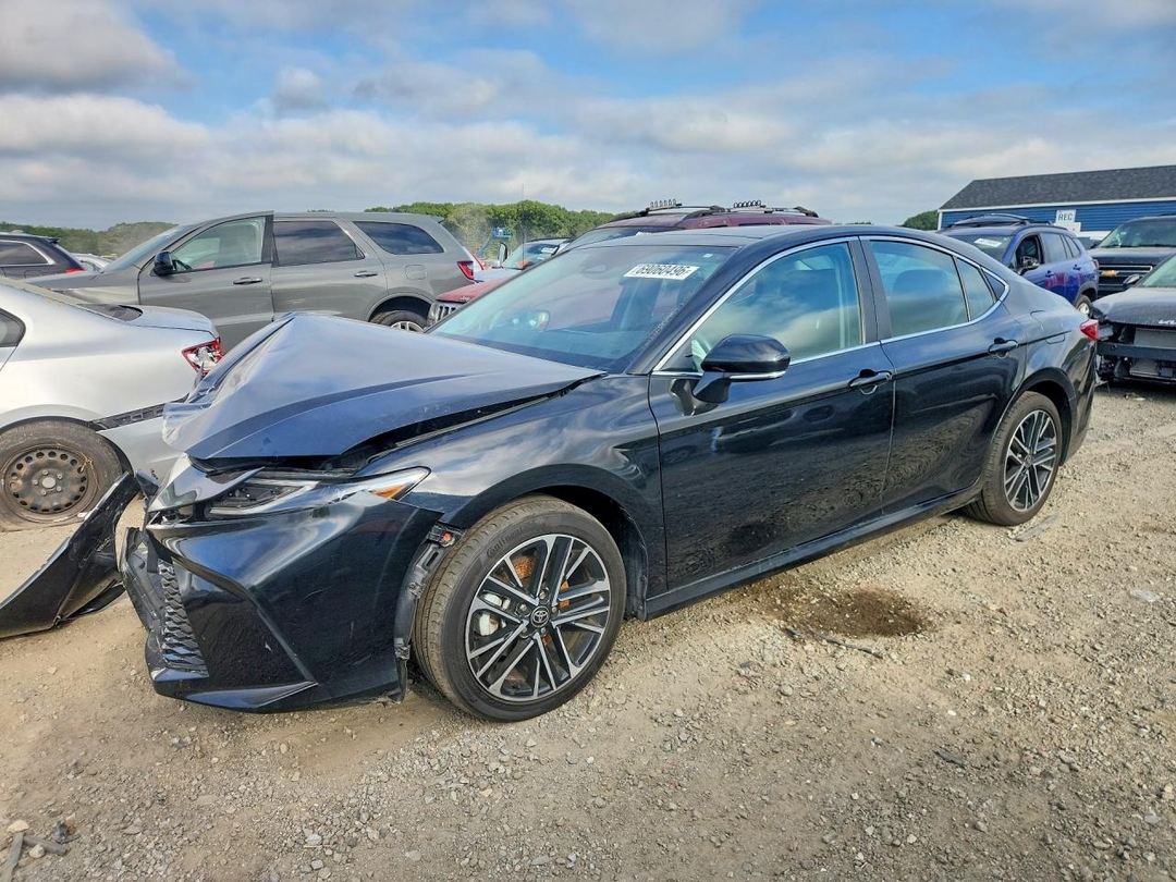 Вид 2025 TOYOTA CAMRY XLE, угол 1