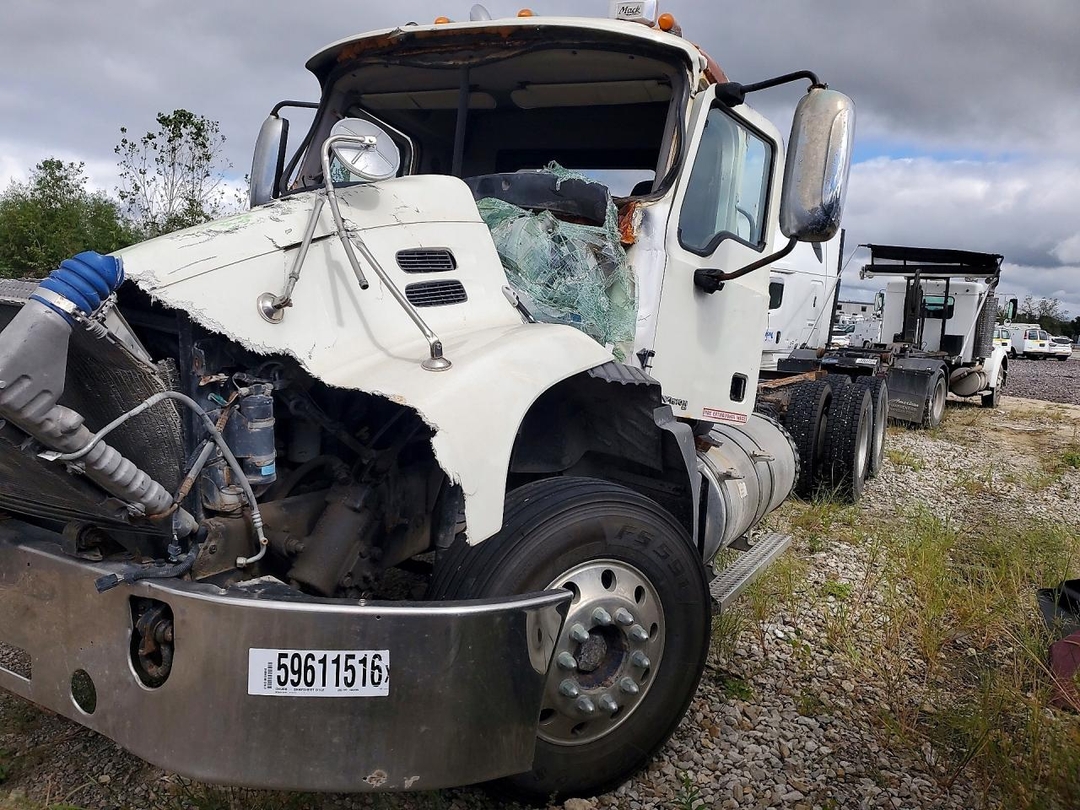 Vista de 2007 MACK CXN613 TRUCK CAB AND CHASSIS, ángulo 1