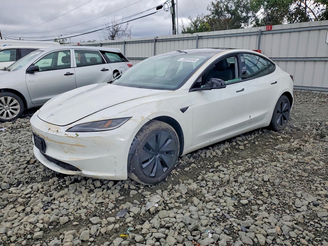 Вид 2025 TESLA MODEL 3, угол 1