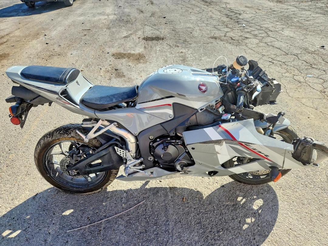 Vue de 2025 HONDA CBR600 RR, angle 1