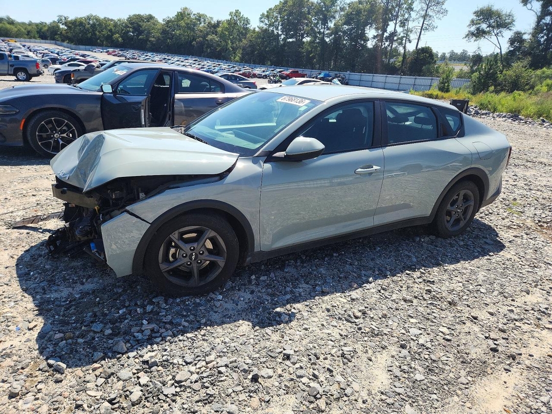 منظر 2025 KIA K4 LXS، زاوية 1