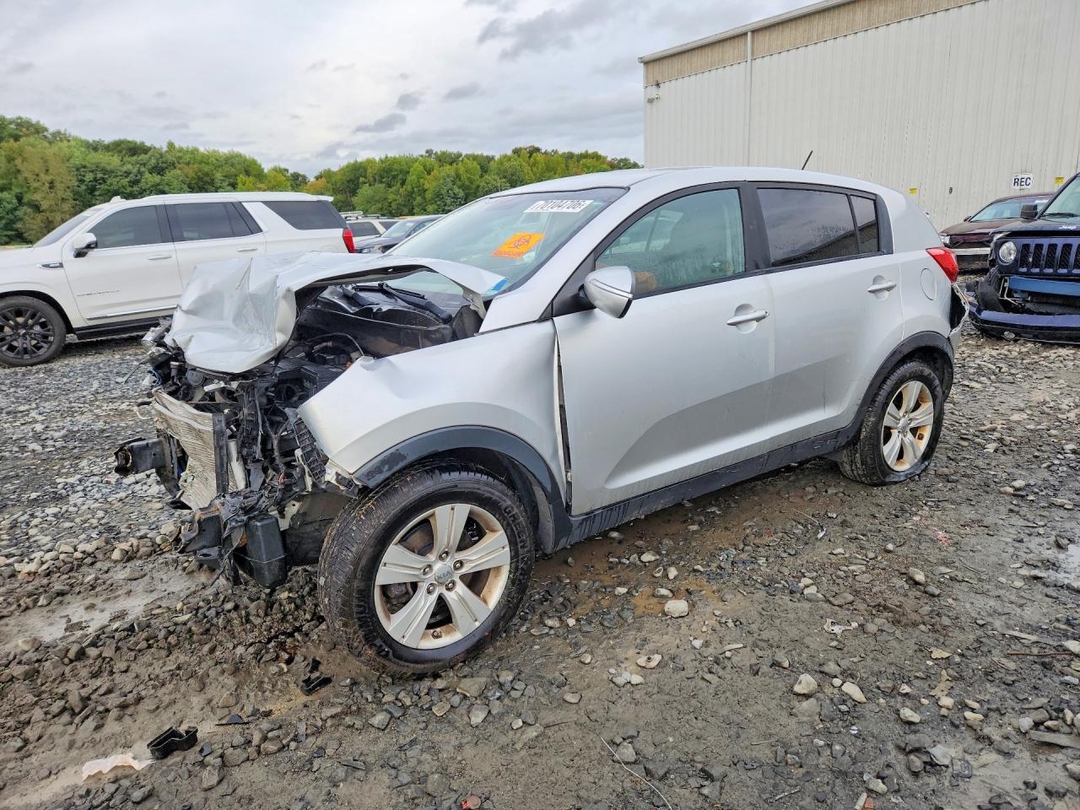 منظر 2013 KIA SPORTAGE LX، زاوية 1