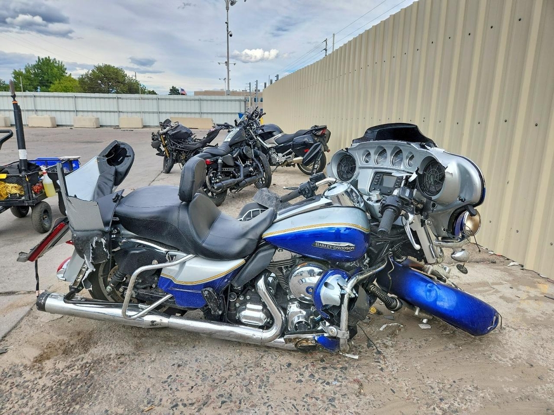 Vue de 2015 HARLEY-DAVIDSON FLHTCUL ULTRA CLASSIC LOW, angle 1
