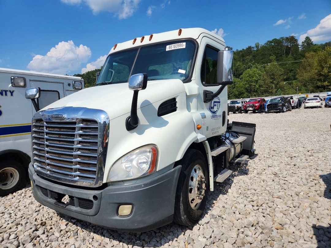 منظر 2014 FREIGHTLINER CASCADIA SEMI TRUCK، زاوية 1