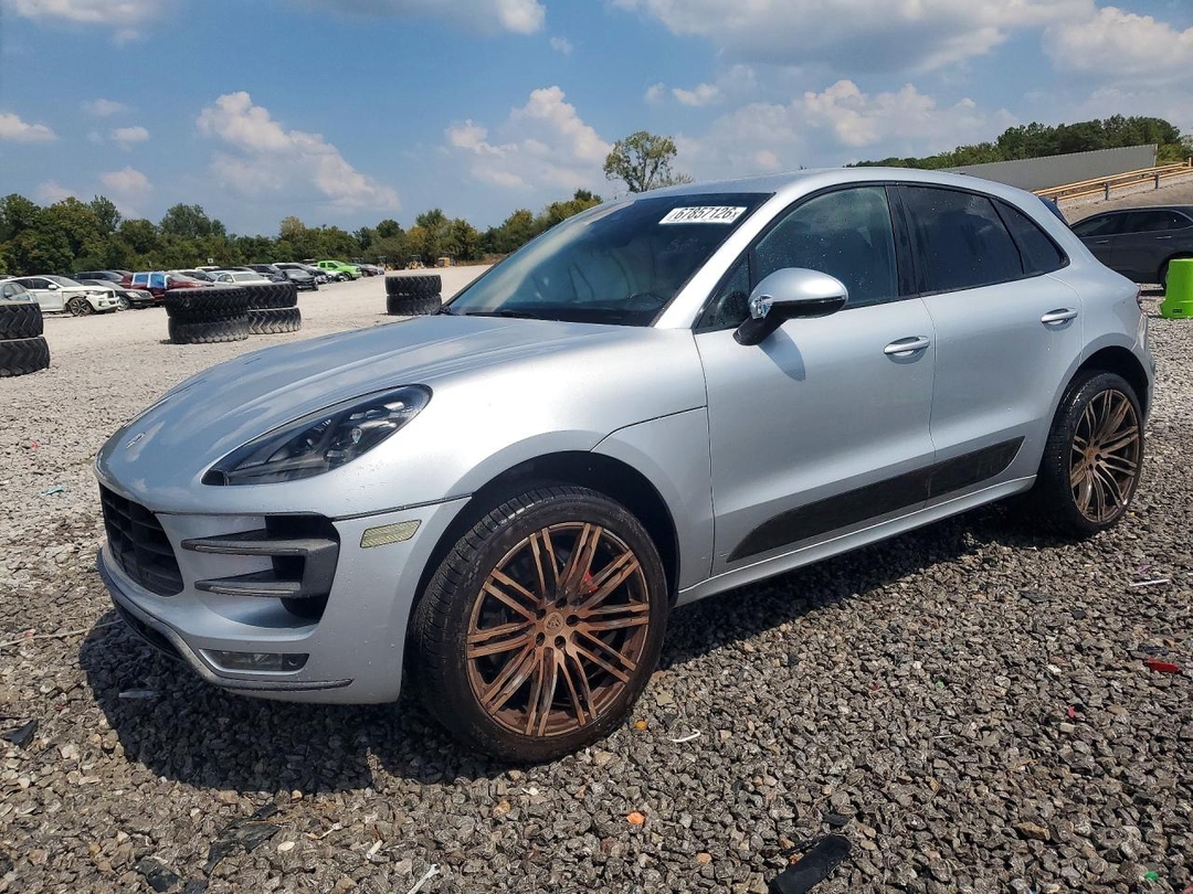 Vue de 2015 PORSCHE MACAN TURBO, angle 1