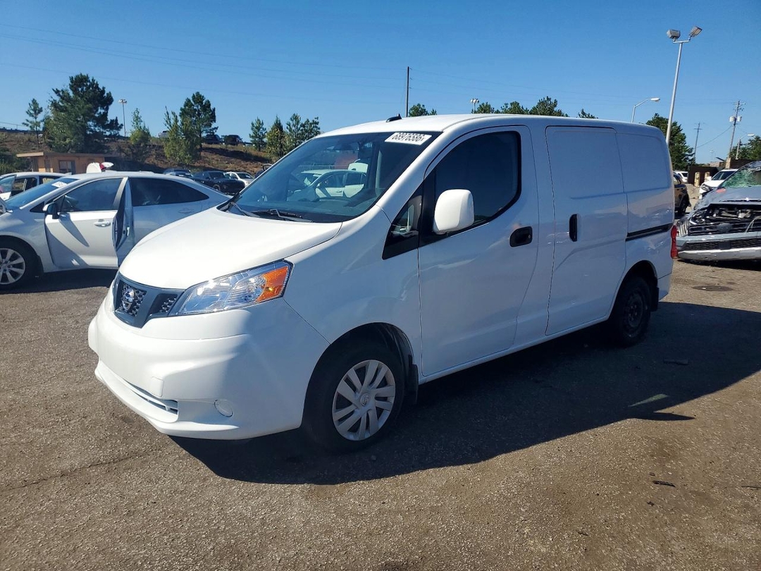 Vue de 2020 NISSAN NV200 SV, angle 1