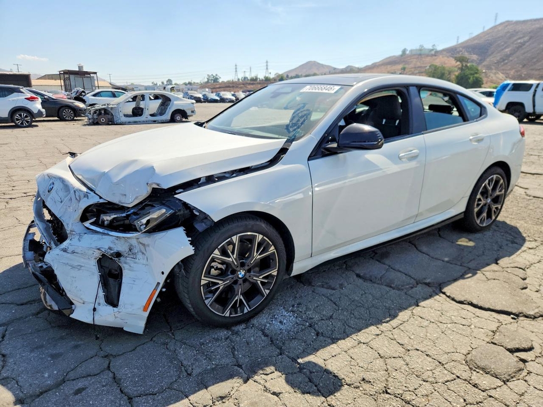 Vue de 2026 BMW 228, angle 1