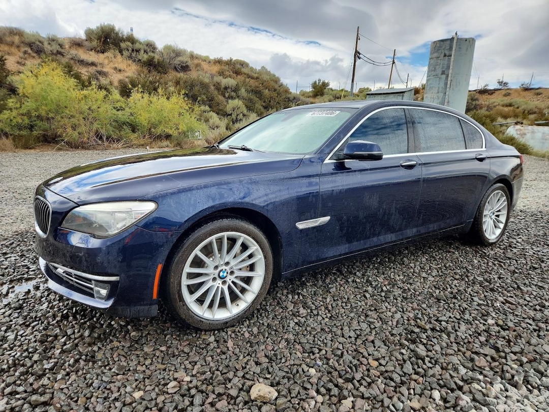 Vue de 2014 BMW 750 LXI, angle 1