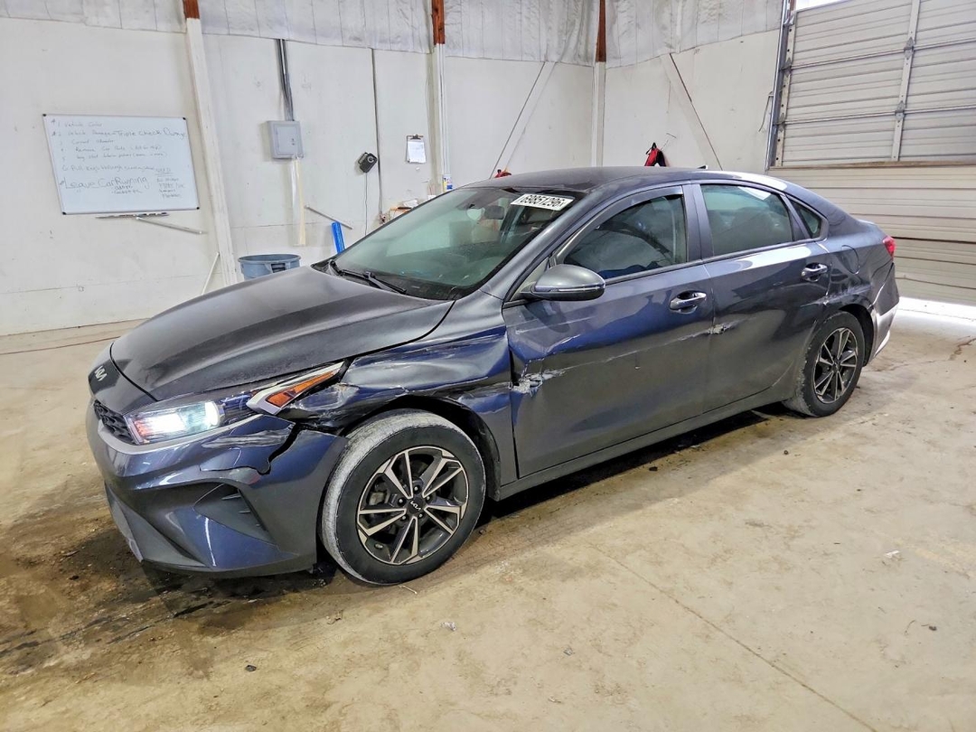 Vue de 2023 KIA FORTE LXS, angle 1