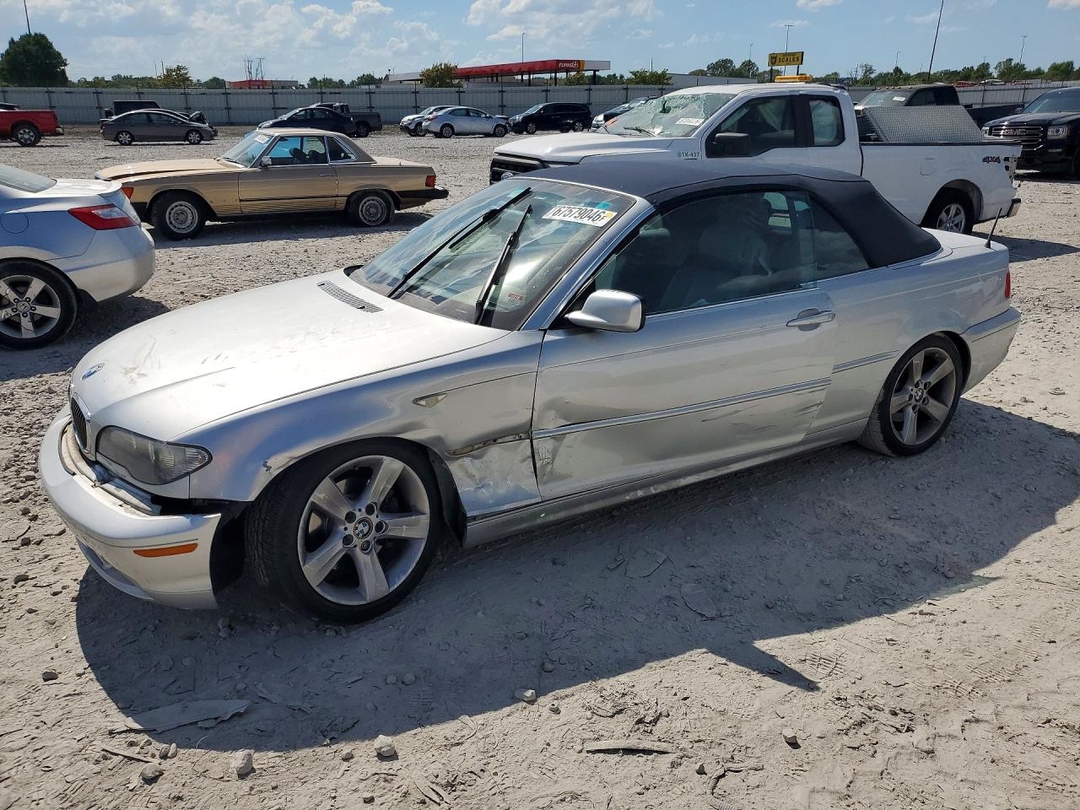 Vue de 2004 BMW 325 CI, angle 1