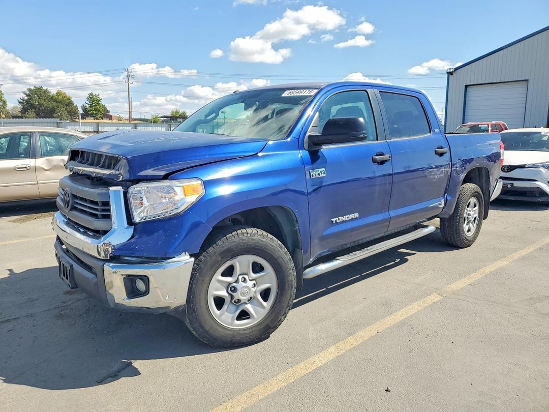 Vue de 2015 TOYOTA TUNDRA CREWMAX SR5, angle 1