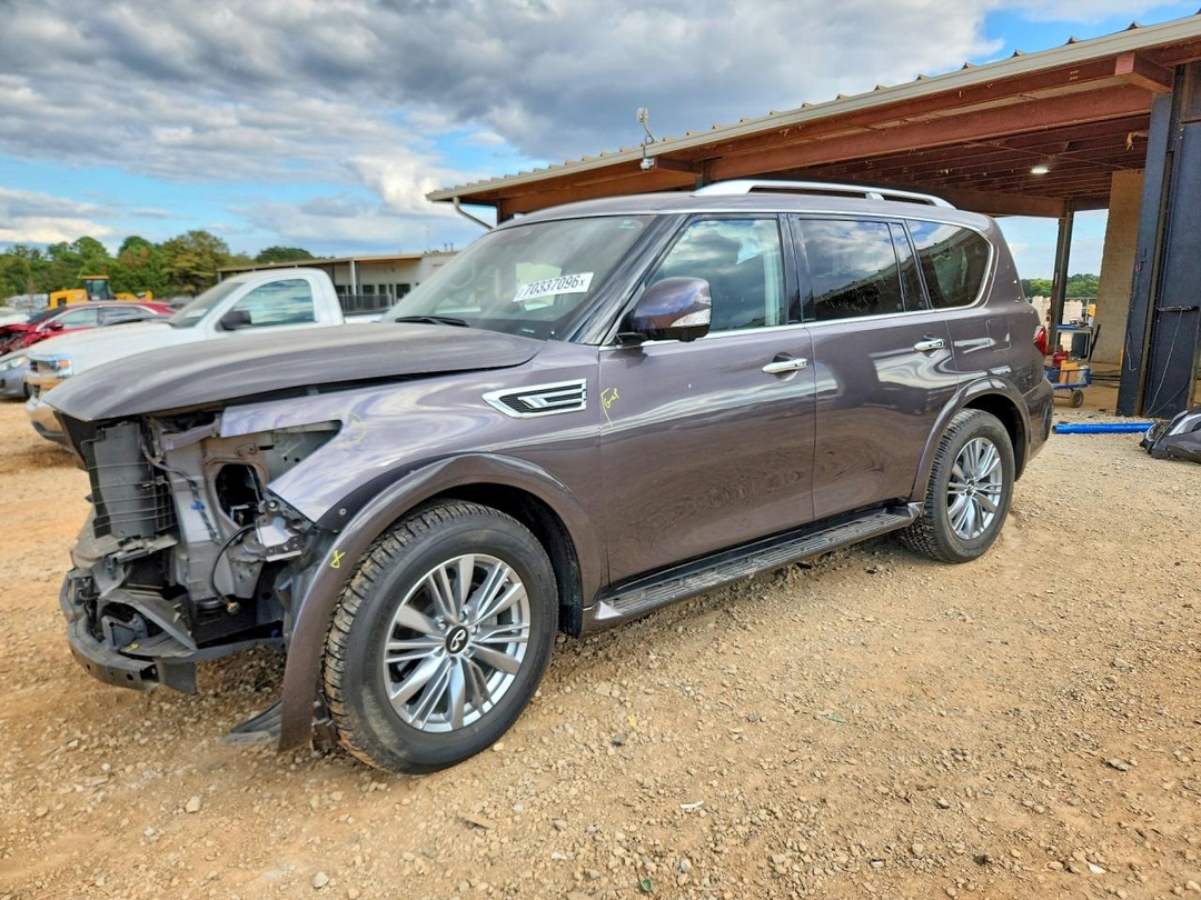 منظر 2023 INFINITI QX80 LUXE، زاوية 1