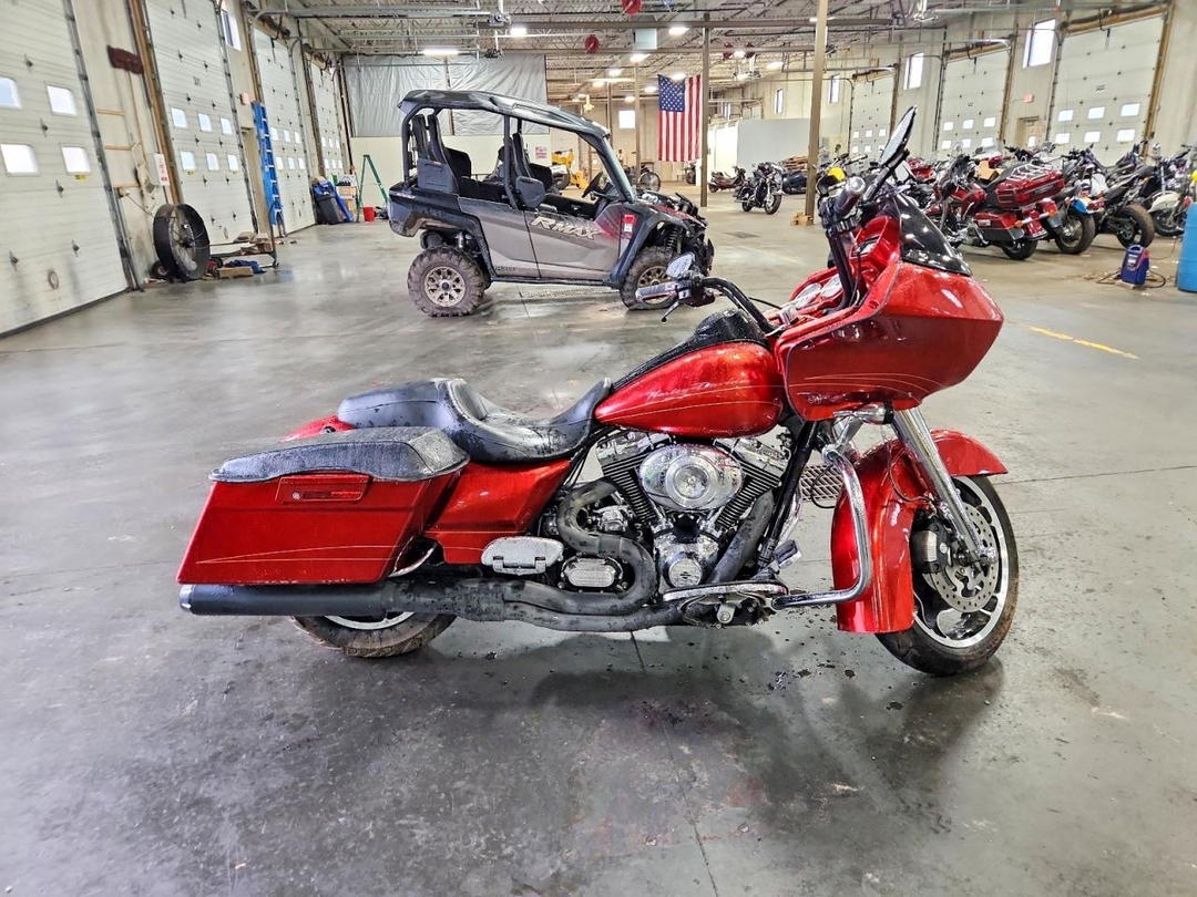 Vue de 2013 HARLEY-DAVIDSON FLTRX ROAD GLIDE CUSTOM, angle 1