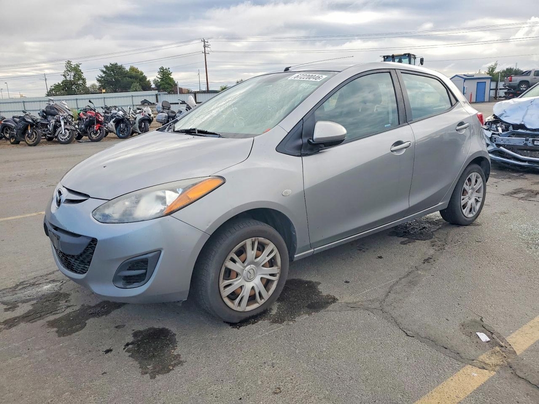 Вид 2013 MAZDA MAZDA 2, угол 1