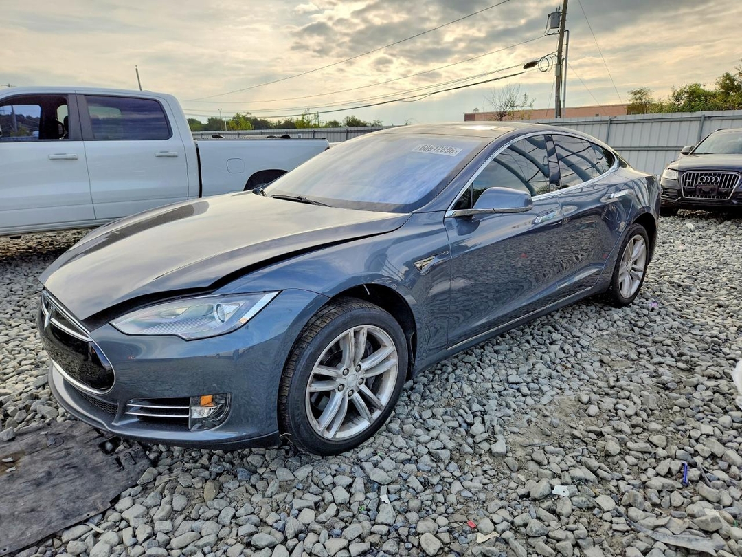 Vista de 2013 TESLA MODEL S, ángulo 1