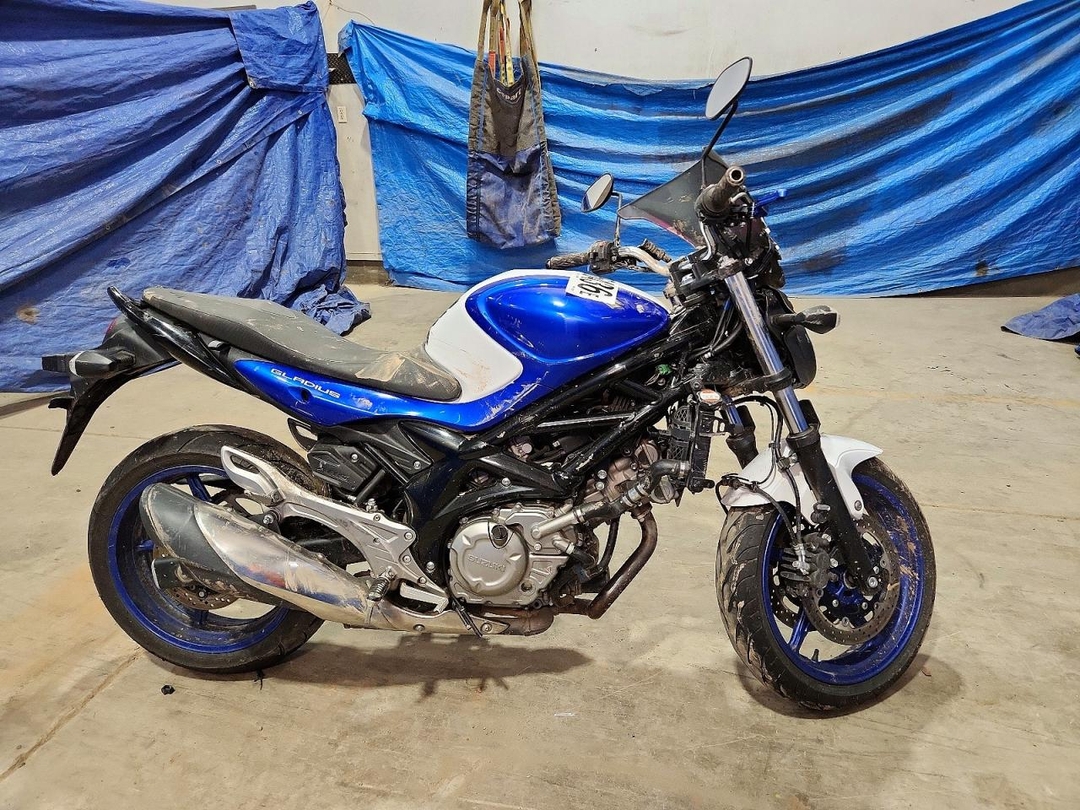 Vista de 2014 SUZUKI SV650, ángulo 1