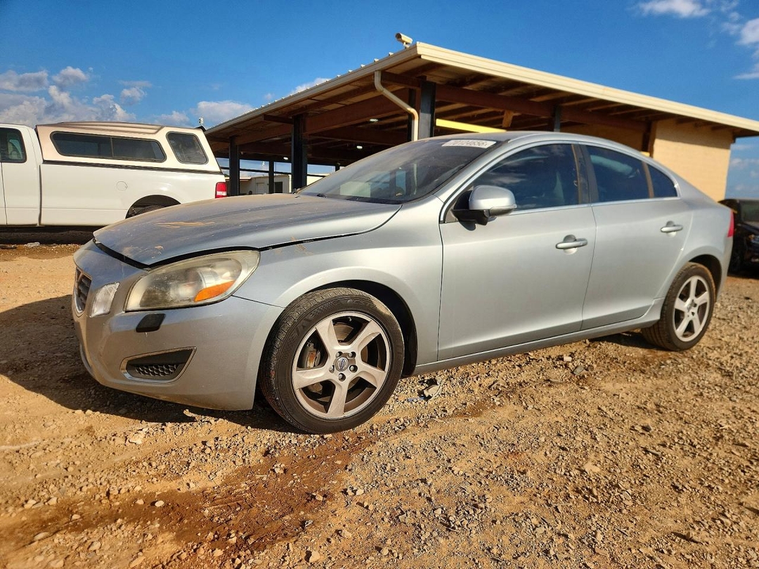 Vue de 2013 VOLVO S60 T5, angle 1