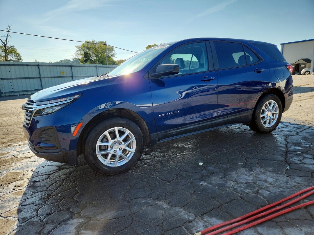 Vue de 2022 CHEVROLET EQUINOX LS, angle 1