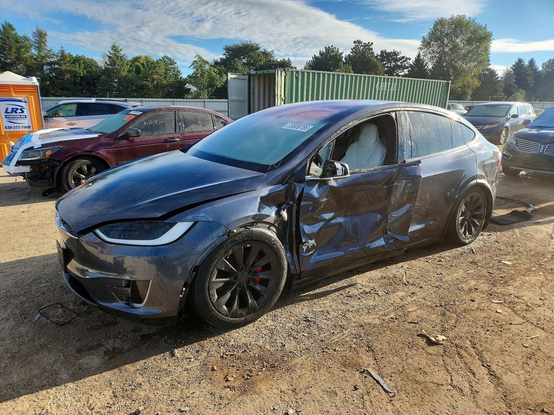 Vue de 2016 TESLA MODEL X, angle 1