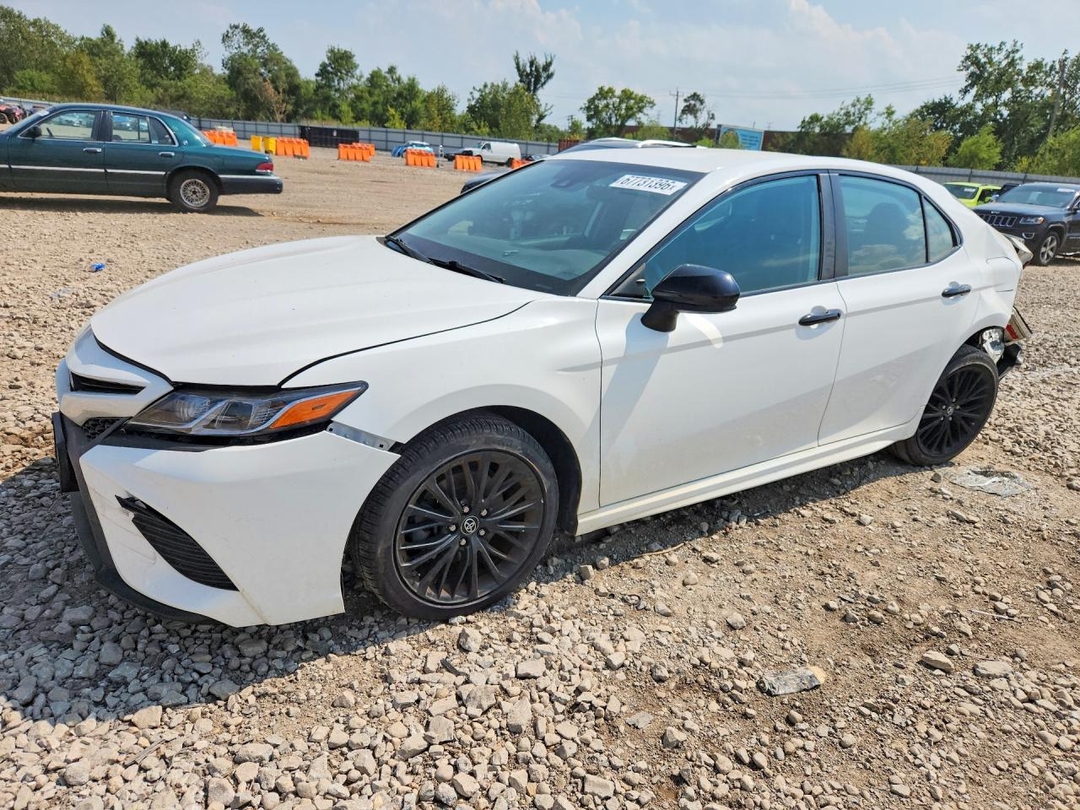 Vue de 2019 TOYOTA CAMRY SE, angle 1