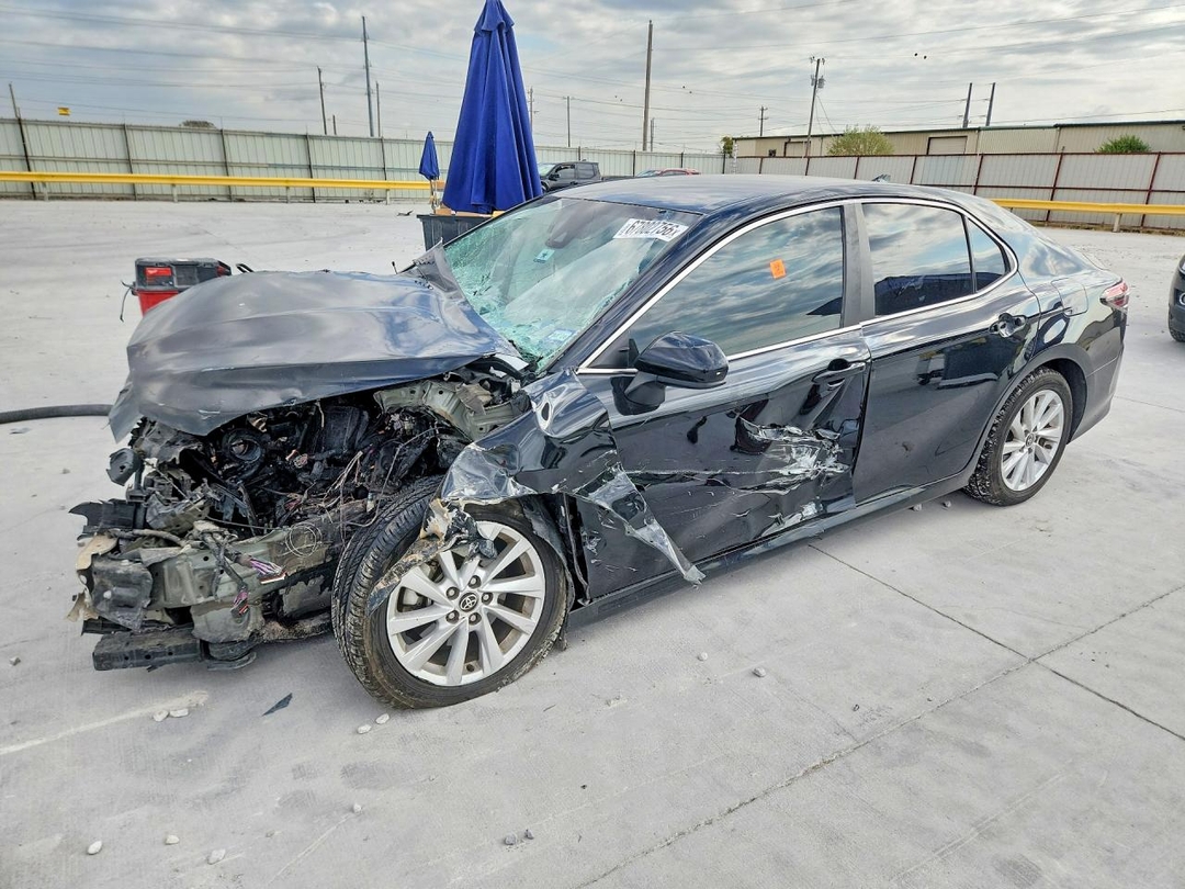 Вид 2023 TOYOTA CAMRY LE, угол 1