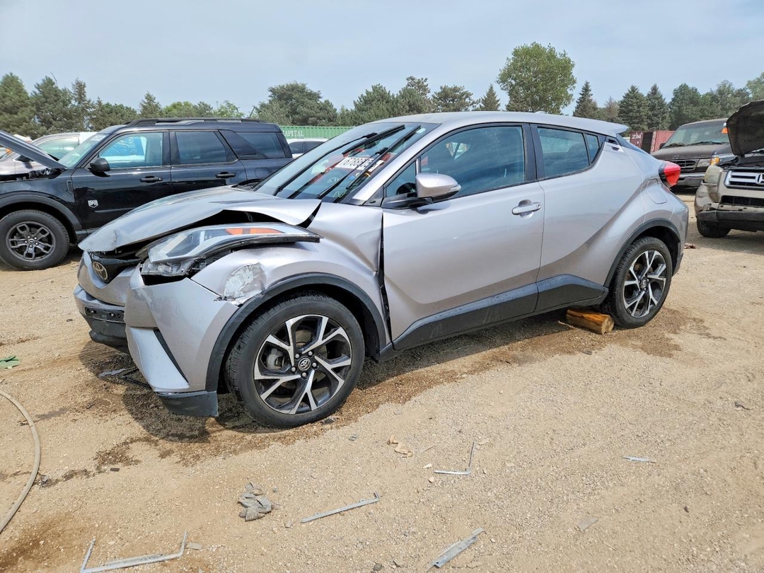 منظر 2018 TOYOTA C-HR XLE، زاوية 1