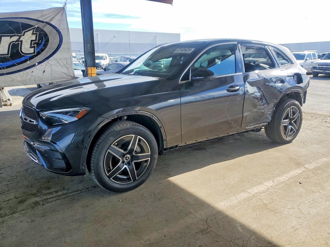 Вид 2025 MERCEDES-BENZ GLC 350E, угол 1